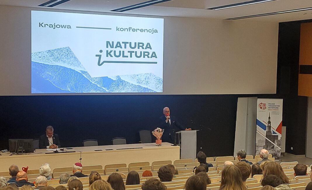 fotka w poziomie z konferencji